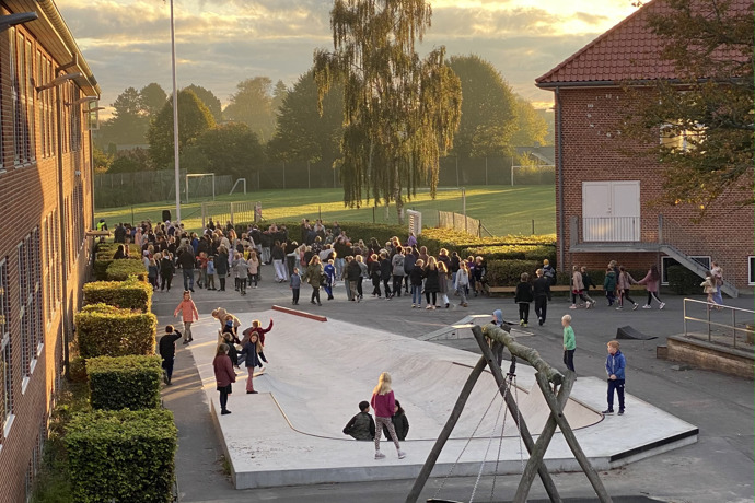 Solskin i frikvarteret på Holme Skole